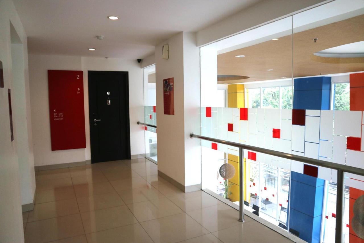 Amaris Hotel Dr. Susilo Grogol Giacarta Esterno foto