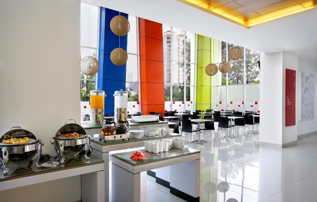 Amaris Hotel Dr. Susilo Grogol Giacarta Esterno foto