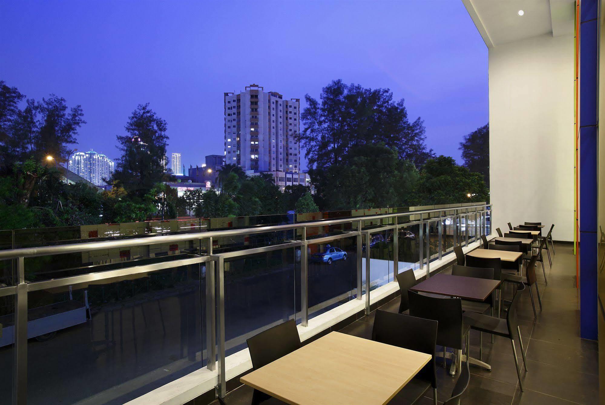 Amaris Hotel Dr. Susilo Grogol Giacarta Esterno foto